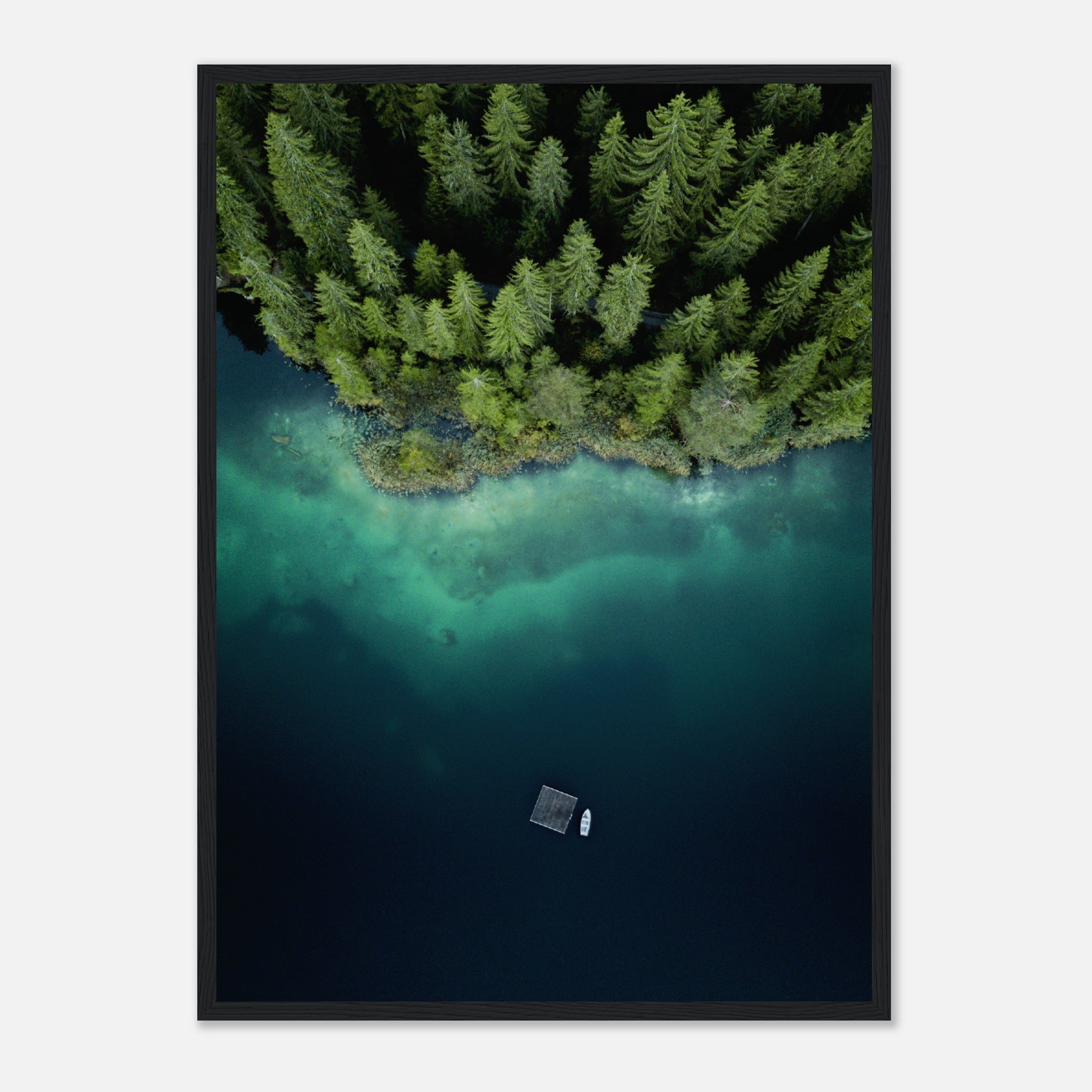 Barco en un lago azul profundo junto al bosque Póster